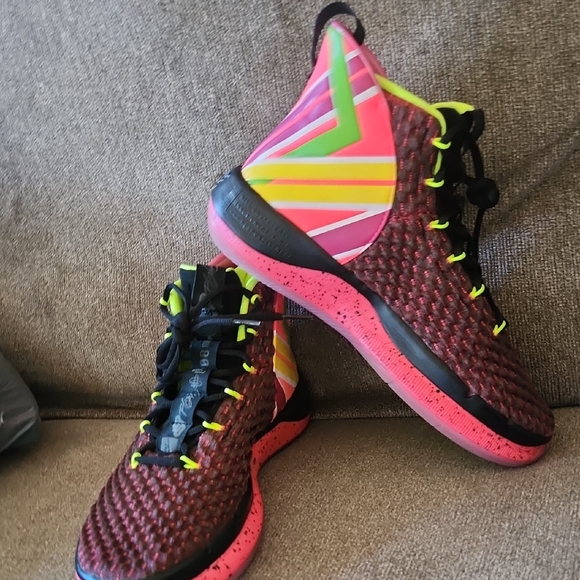 Athletic_Shoes